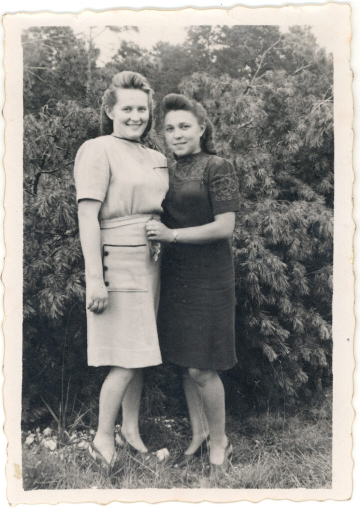 1946-esther-and-pesia-germany